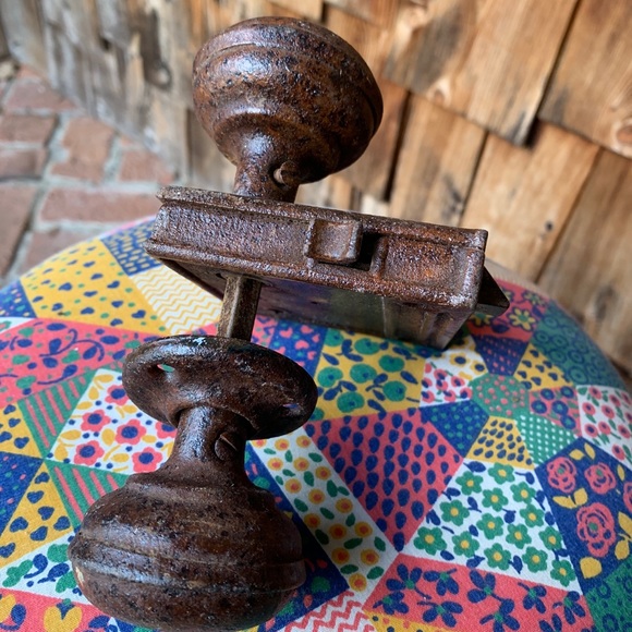 ANTIQUE DOOR KNOBS WITH CAST IRON LOCK - Picture 1 of 8